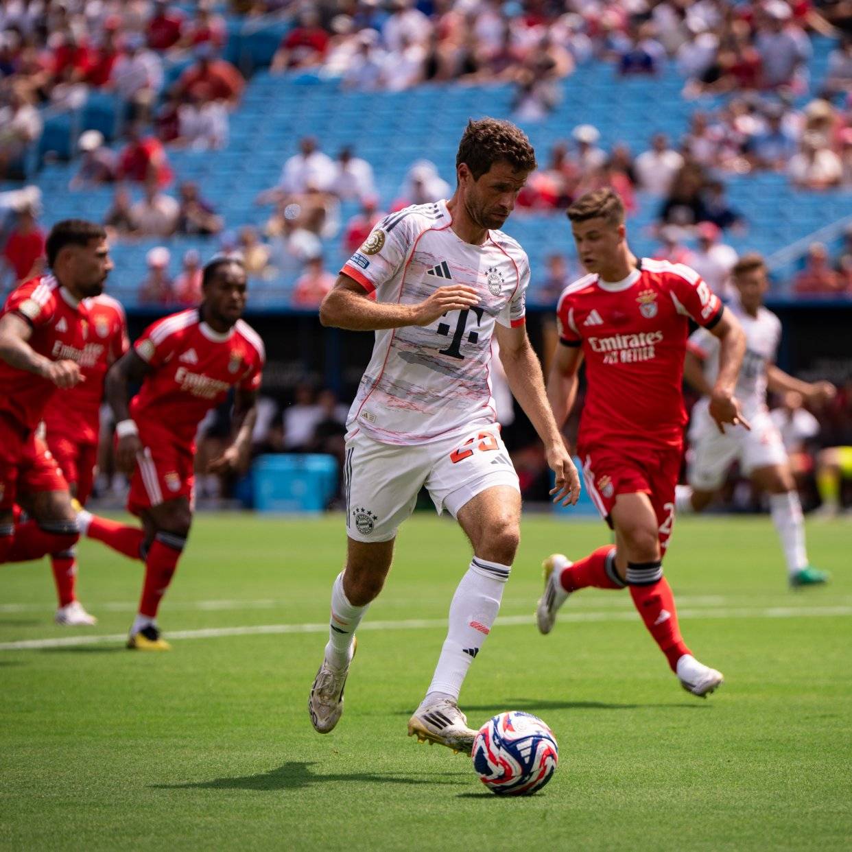 开云体育-表现优异首场状态出色，拜仁观众沸腾！，穆古鲁扎重返赛场气势如虹延续(美媒称拜登受访时坚称会继续参选)