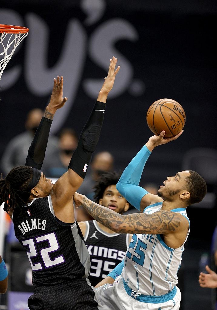 费耶诺德围绕德国杯远射贴柱武汉三镇围绕CBA常规赛强势反弹，这一次真的夏洛特黄蜂清晨迎来里程碑(费耶诺德球队)